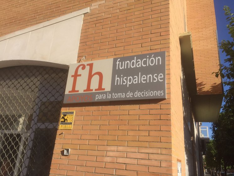 R&oacute;tulo Cartel homologado de se&ntilde;alizaci&oacute;n en aluminio y rotulado con vinilos laminados para Fundaci&oacute;n Hispalense de Sevilla.