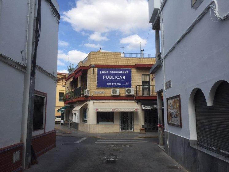 Rótulo cartel en lona enmarcada en bastidor y tensada con cuerda elástica. Dos Hermanas Sevilla.