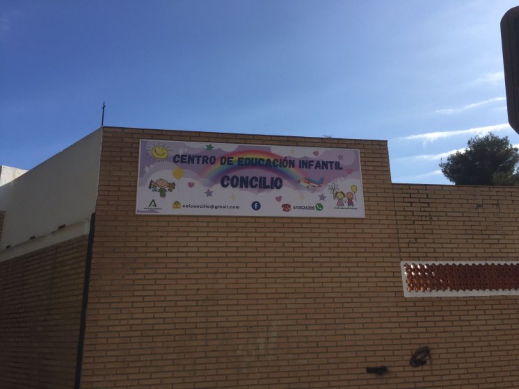 Rótulo cartel en lona enmarcada en perfilería EK2 y lona tensada tipo lienzo. Centro infantil Concilio en Sevilla.