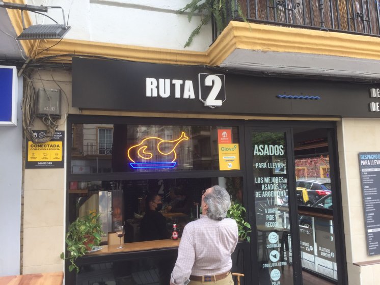 Rótulo en cartel de metacrilato fresado y neón flex para Ruta 2 en Sevilla.