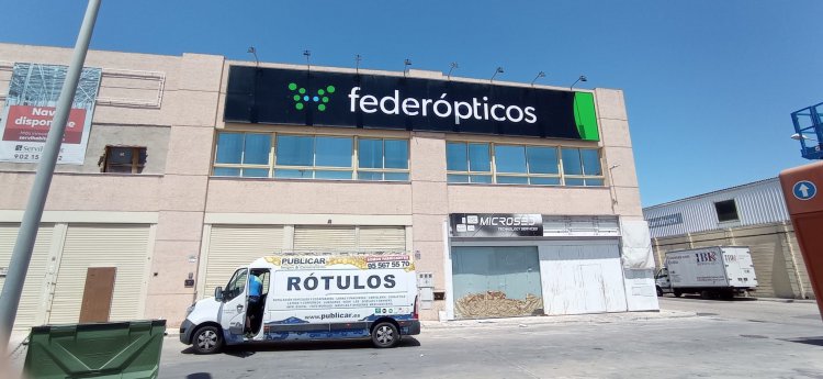 Rótulo cartel para frente de nave, en composite rotulado en vinilo de corte para Federópticos Sevilla