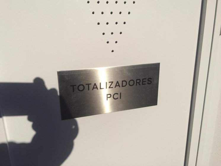 Rótulo cartel señalizador en acero inoxidable para Construcciones Bonifacio Solis en Málaga.