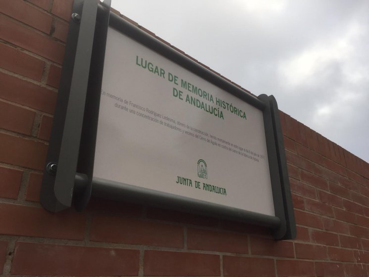 R&oacute;tulo cartel se&ntilde;alizador rotulado con vinilo sobre soporte Junta de Andaluc&iacute;a. Memoria Hist&oacute;rica 