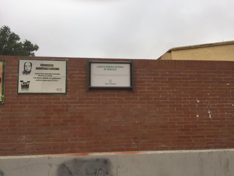 R&oacute;tulo cartel se&ntilde;alizador rotulado con vinilo sobre soporte Junta de Andaluc&iacute;a. Memoria Hist&oacute;rica 