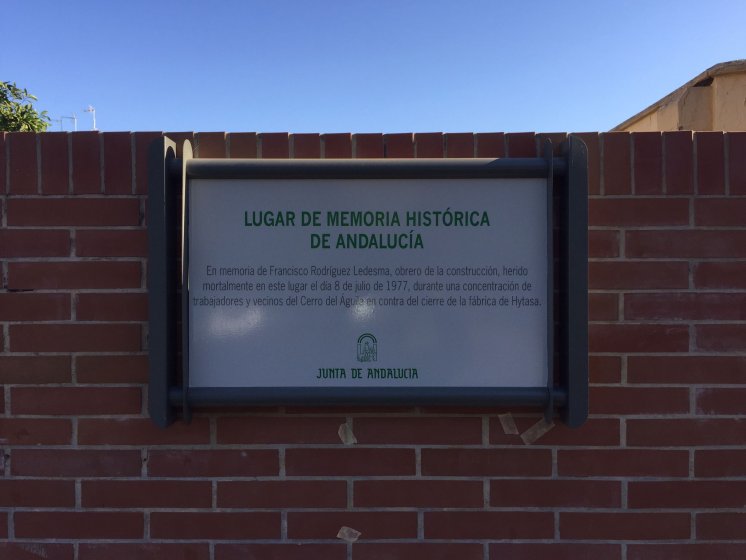 R&oacute;tulo cartel se&ntilde;alizador rotulado con vinilo sobre soporte Junta de Andaluc&iacute;a. Memoria Hist&oacute;rica 