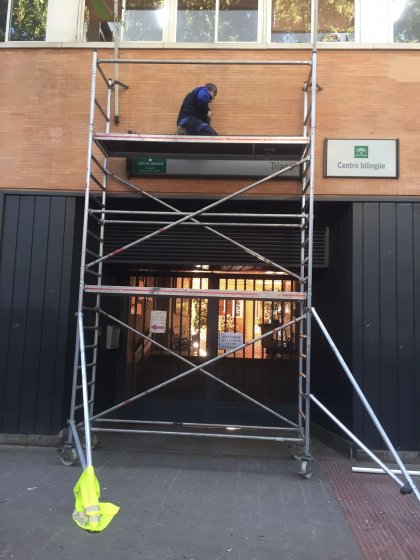 R&oacute;tulo Cartel IS Triana Sevilla. Mobiliario r&oacute;tulo homologado Junta de Andaluc&iacute;a