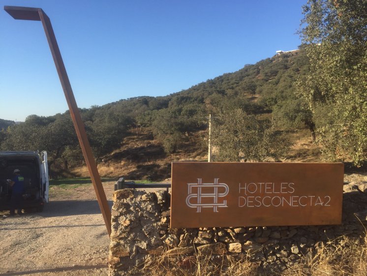 Rótulo con estructura en acero cortén y textos calados e iluminación con led. Hotel Desconectad2 en Monesterio.