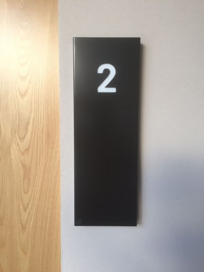 R&oacute;tulo con estructura en acero lacado y textos calados e iluminado con led. Hotel Desconectad2 en Monesterio.