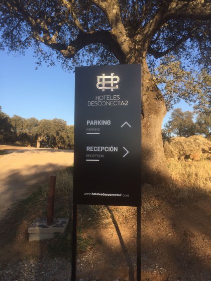 R&oacute;tulo con estructura en acero lacado y textos rotulados en vinilo garantizados al exterior. Hotel Desconectad2 en Monesterio.