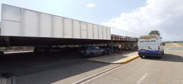 Rótulo con estructura frontal y rotulado con vinilos garantizados al exterior. Enaire sostenible en el aeropuerto de Sevilla.