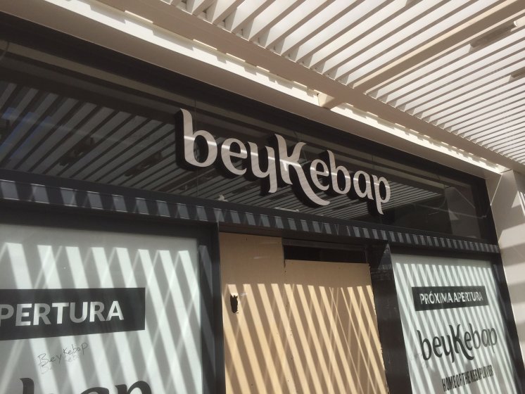 Rótulo con letras corpóreas para beyKebap Sevilla.