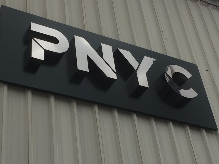 Rótulo corpóreo en acero inoxidable sobre bandeja de composite para PNYC en Sevilla. 