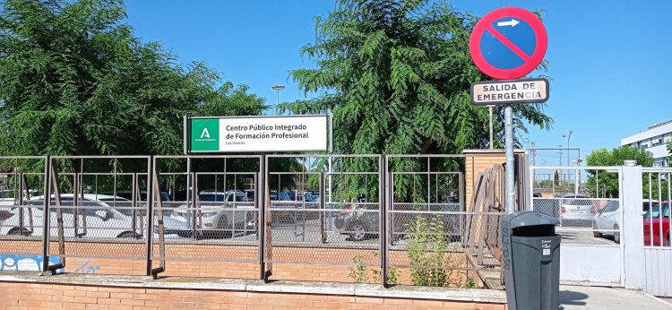 R&oacute;tulo corp&oacute;reo. Centro P&uacute;blico Integrado de Formaci&oacute;n profesional Los Viveros Sevilla. Mobiliario r&oacute;tulo homologado Junta de Andaluc&iacute;a