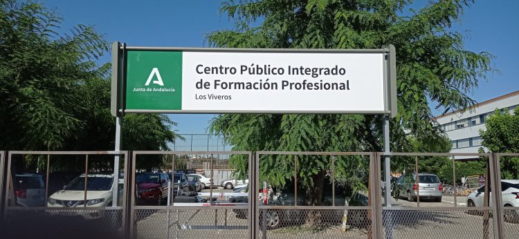 R&oacute;tulo corp&oacute;reo. Centro P&uacute;blico Integrado de Formaci&oacute;n profesional Los Viveros Sevilla. Mobiliario r&oacute;tulo homologado Junta de Andaluc&iacute;a
