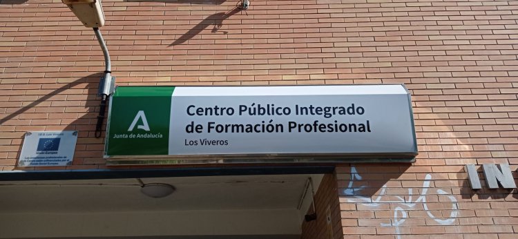 R&oacute;tulo corp&oacute;reo. Centro P&uacute;blico Integrado de Formaci&oacute;n profesional Los Viveros Sevilla. Mobiliario r&oacute;tulo homologado Junta de Andaluc&iacute;a