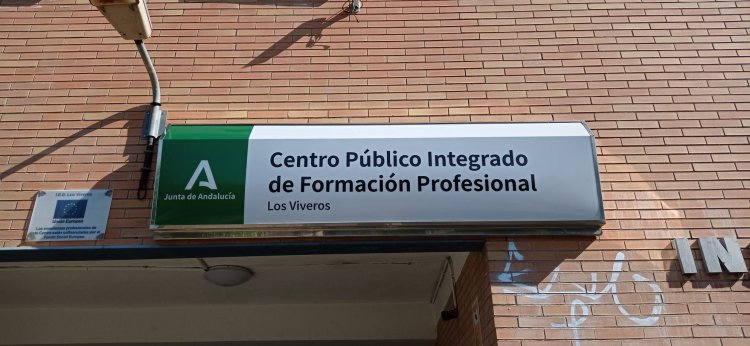Rótulo corpóreo. Centro Público Integrado de Formación profesional Los Viveros Sevilla. Mobiliario rótulo homologado Junta de Andalucía