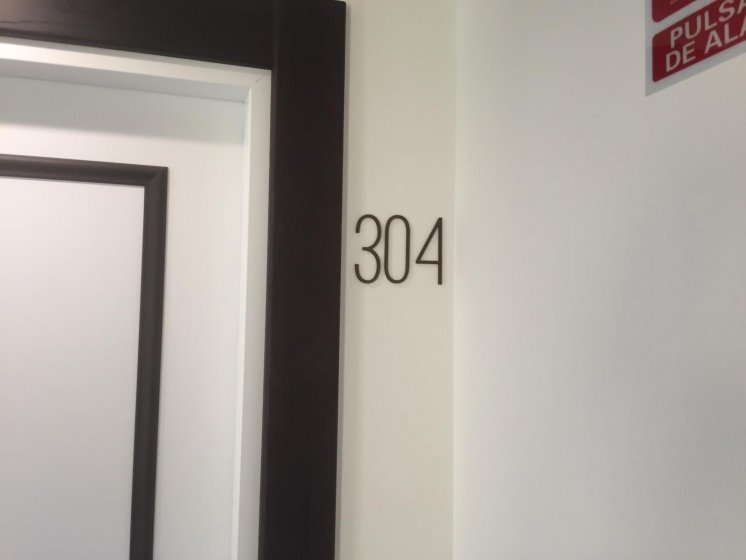 Rótulo denominación de puerta en acero para el Hotel Corregidor en Sevilla.