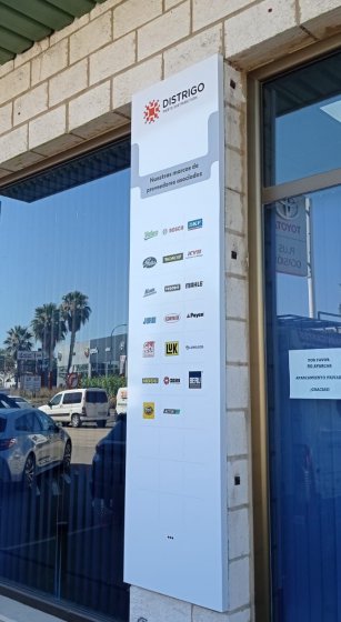 R&oacute;tulo fachada en bandeja de composite rotulado. Huelva