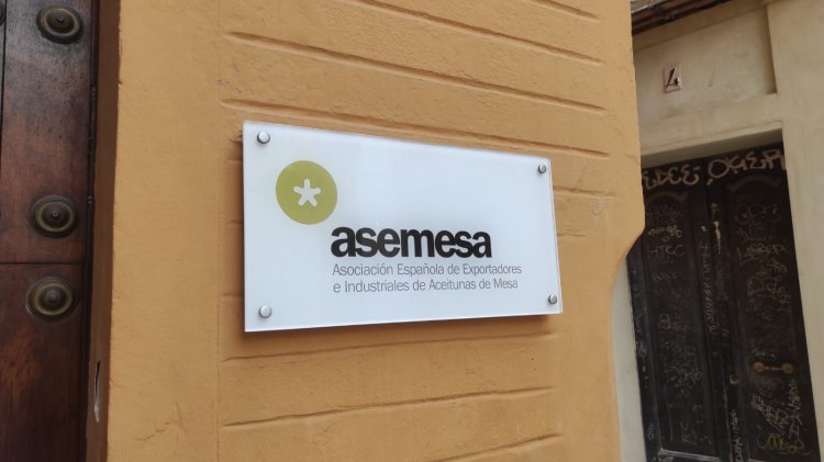 Rótulo de fachada en placa de metacrilato de 8 mm rotulada. Asemesa en Sevilla.