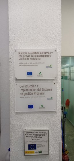 Rótulo de fachada en placa de metacrilato de 8 mm rotulada. Facultad de Psicología de Universidad de Sevilla.