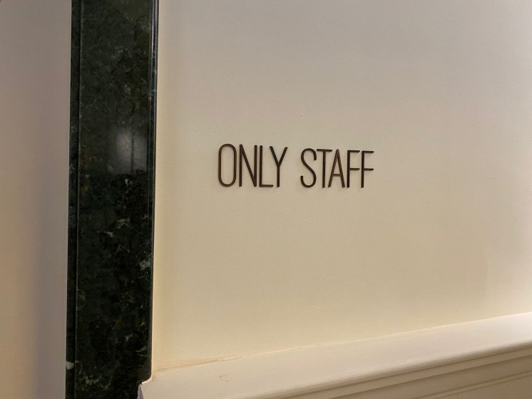 R&oacute;tulo indicador para plantas, puertas, para el Hotel Regidor H10 en Sevilla.