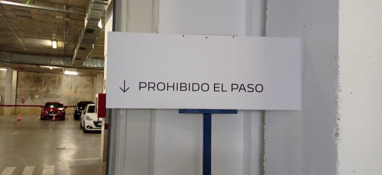 Rótulo indicador Taller Peugeot Automares en Sevilla.
