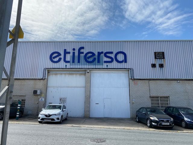 Rótulo en letras corpórea en aluminio lacado. Etifersa en Dos Hermanas Sevilla.