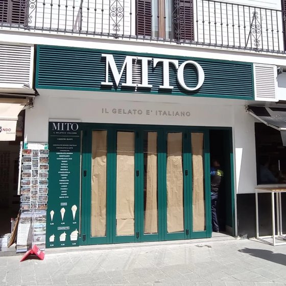 Rótulo letras corpóreas en aluminio lacado y frente de metacrilato e iluminadas con led. Mito helado italiano en Sevilla.