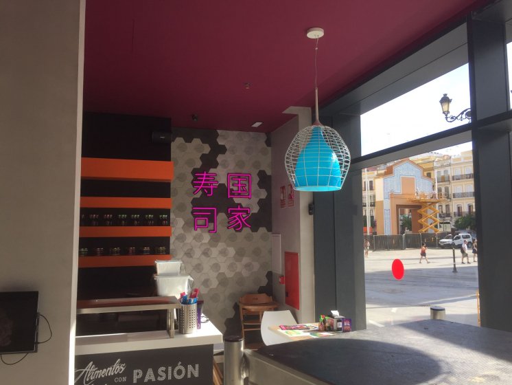 Rótulo en letras corpóreas con led para el restaurante Naciónsushi en Sevilla.