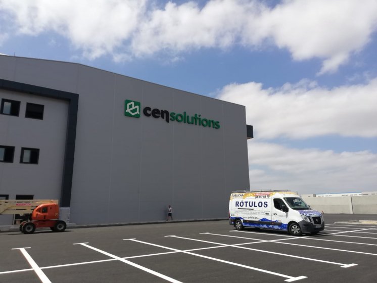 Rótulo de letras corpóreas, con tapa de metacrilato e iluminadas con led. Trabajo para Cen Solutions, Cuadros Eléctricos Nazarenos en Dos Hermanas Sevilla.
