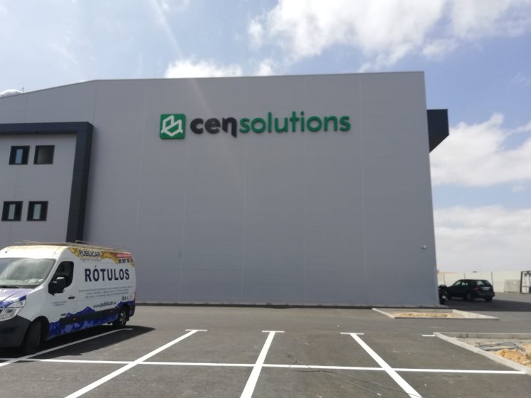 Rótulo de letras corpóreas, con tapa de metacrilato e iluminadas con led. Trabajo para Cen Solutions, Cuadros Eléctricos Nazarenos en Dos Hermanas Sevilla.