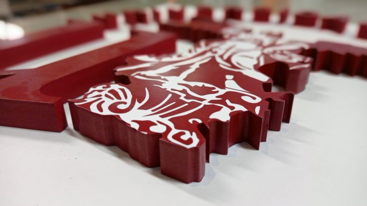 Rótulo letras corpóreas recortadas en PVC y lacadas. Logo ( Fama ) de la Universidad de Sevilla.