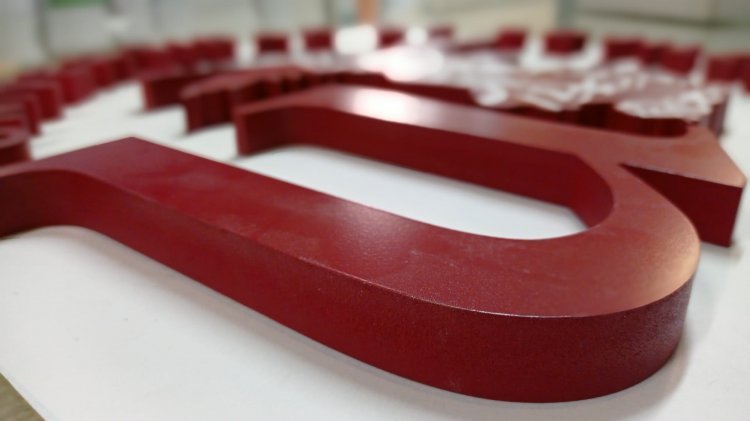 R&oacute;tulo letras corp&oacute;reas recortadas en PVC y lacadas. Logo ( Fama ) de la Universidad de Sevilla.