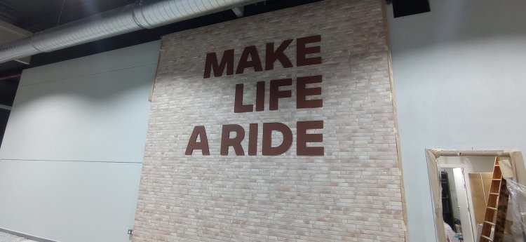 Rótulo letras recortadas en acero cortén. BMW Motorrad Boxer en Sevilla.