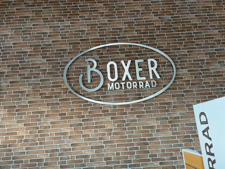 Rótulo letras recortadas en caero inoxidable. BMW Motorrad Boxer en Sevilla.