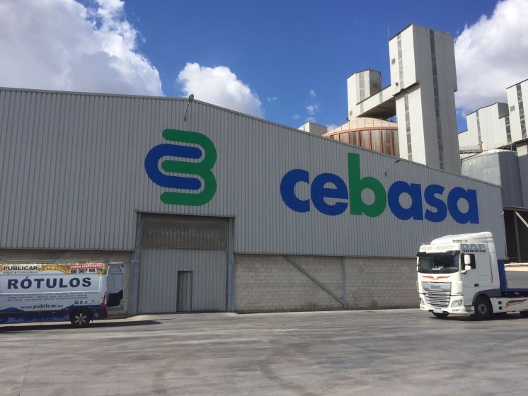 R&oacute;tulo en letras recortadas en chapa y lacadas. Cebasa en Dos Hermanas Sevilla.