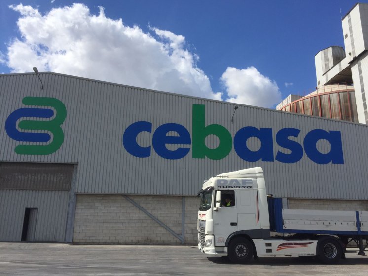 R&oacute;tulo en letras recortadas en chapa y lacadas. Cebasa en Dos Hermanas Sevilla.