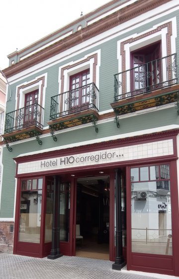 Rótulo en Letras recortadas y lacadas en latón envejecido para Hotel H10 Regidor en Sevilla.