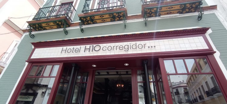 R&oacute;tulo en Letras recortadas y lacadas en lat&oacute;n envejecido para Hotel H10 Regidor en Sevilla.