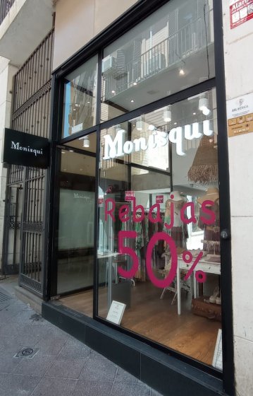 R&oacute;tulo en letras recortadas en PVC lacadas, Monisqui en Sevilla.