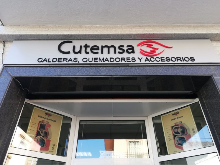 Rótulo en letras recortadas en PVC lacadas, sobre bandeja de composite. Cutemsa en Sevilla.