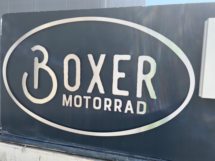 Rótulo recortado en acero inoxidable para BMW Bóxer Motorrad en Sevilla.