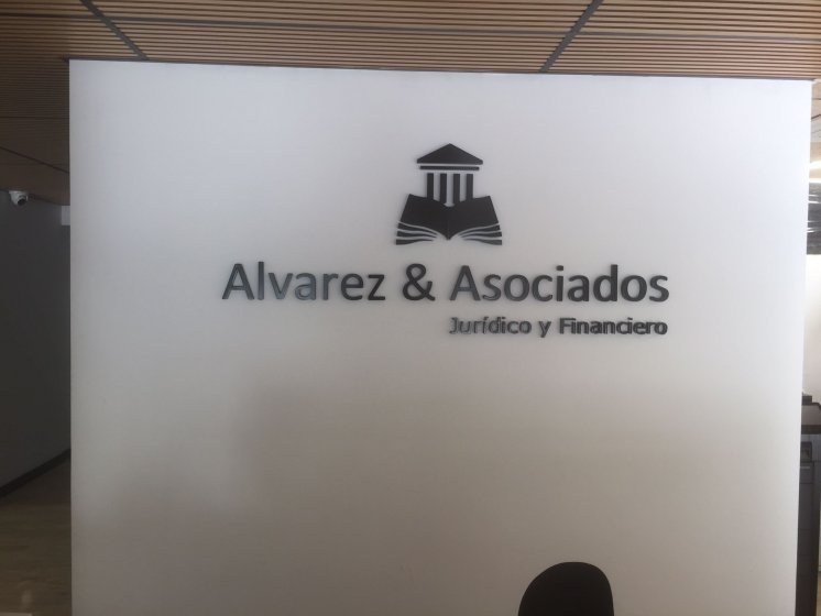 Rótulo recortado en pvc lacado. Álvarez & Asociados en Sevilla.