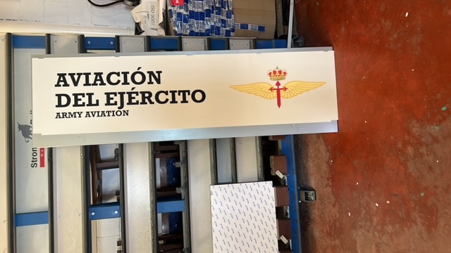 Rótulos cartel en perfilería de aluminio y gráficas en vinilo sobre pvc. Museo de Historia Militar de Sevilla.