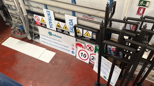 Rótulos cartel de señalización interior de nave e instalaciones para Cebasa en Dos Hermanas y señalización en forja ornamental para urbanismo de Sevilla.