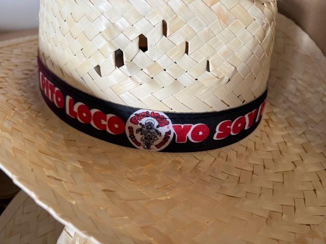 Sombrero con cinta personalizada para el Motoclub Pitos Locos de Sevilla