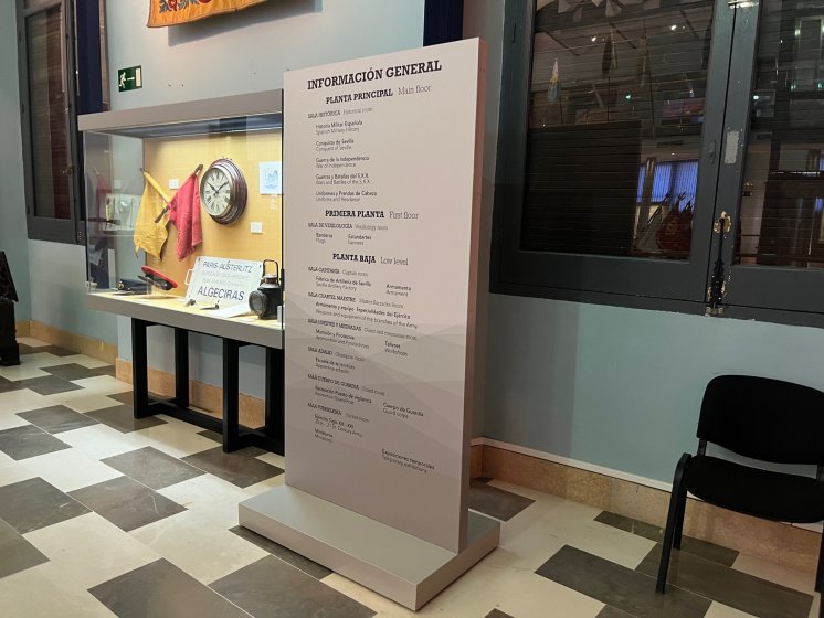 T&oacute;tem expositor con ruedas ocultas para el Museo de Historia Militar de Sevilla.