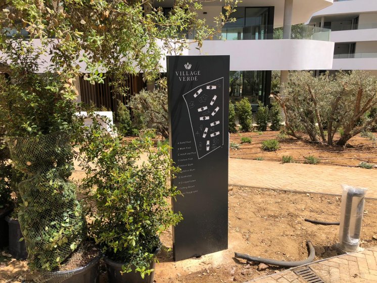T&oacute;tem retroiluminado para urbanizaci&oacute;n Village Verde en Sotogrande C&aacute;diz.