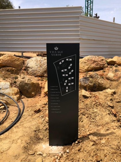 T&oacute;tem retroiluminado para urbanizaci&oacute;n Village Verde en Sotogrande C&aacute;diz.