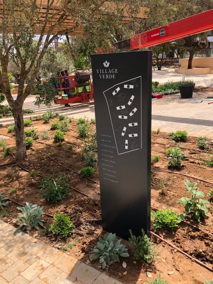 T&oacute;tem retroiluminado para urbanizaci&oacute;n Village Verde en Sotogrande C&aacute;diz.